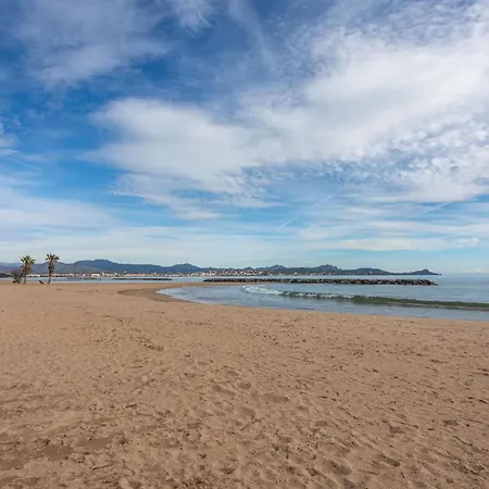 Le Castello 150m De La *