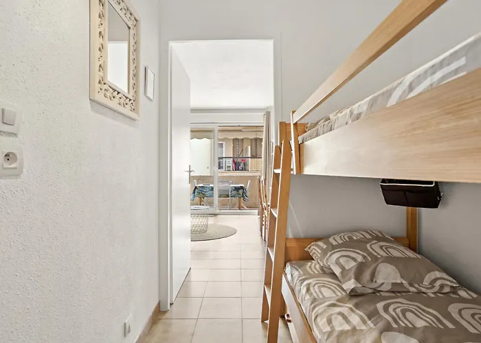 Le Castello 150m De La *